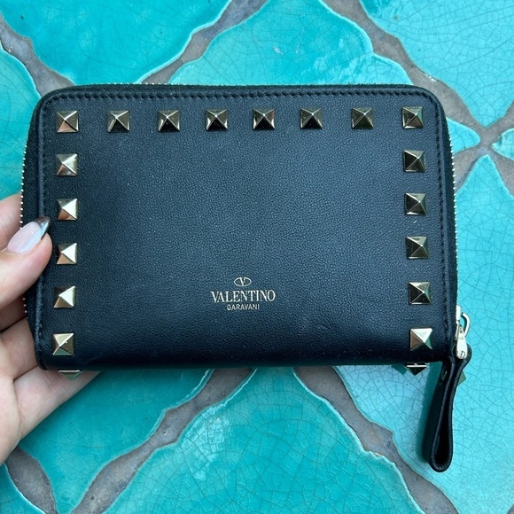 Valentino Garavani Rockstud Zip-around Leather Wallet + change Wallet In Black - Picture 3 of 12